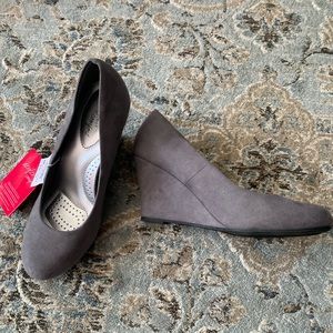 De flex gray wedge pumps